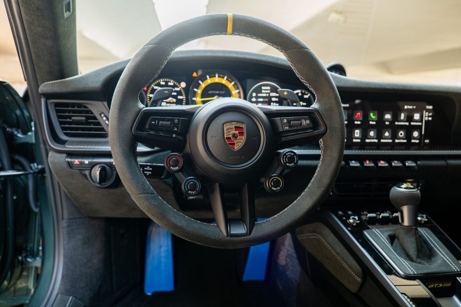 rent Porsche 911 GT3 RS in Dubai