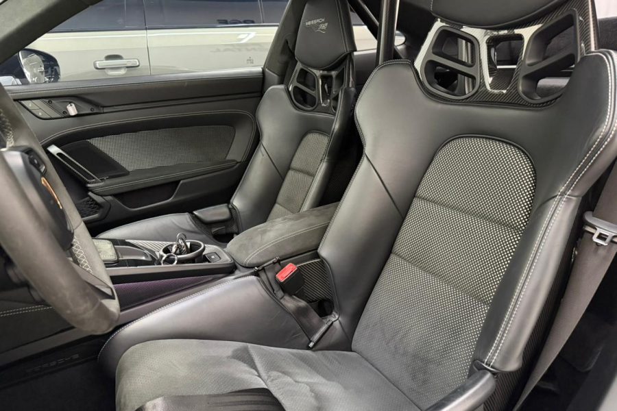 rent Porsche 911 GT3 RS in Dubai