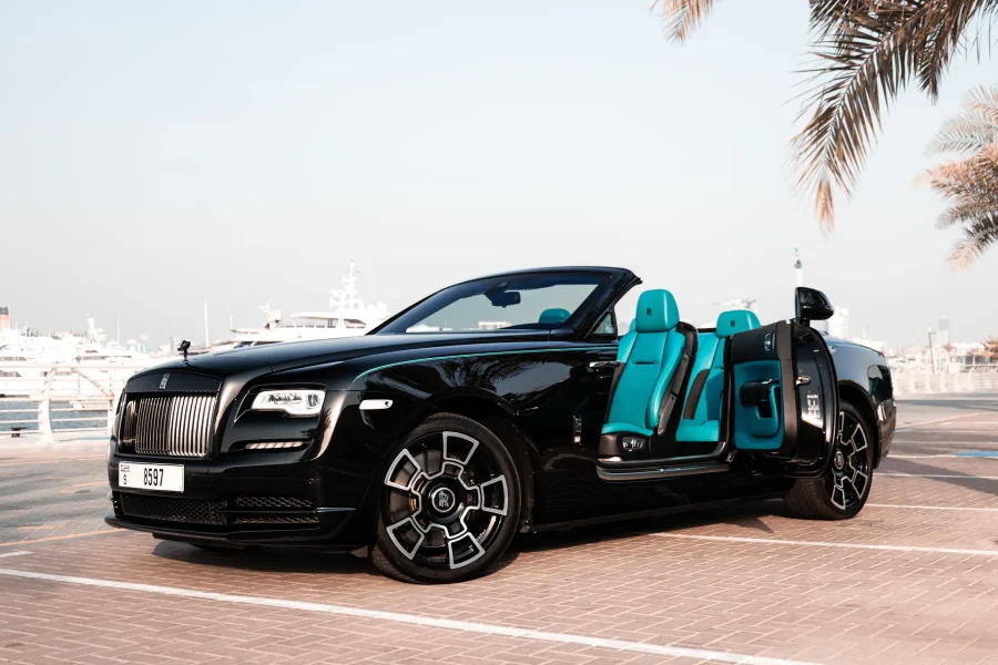 Rent Rolls-Royce Dawn Cabrio Black Badge in Dubai