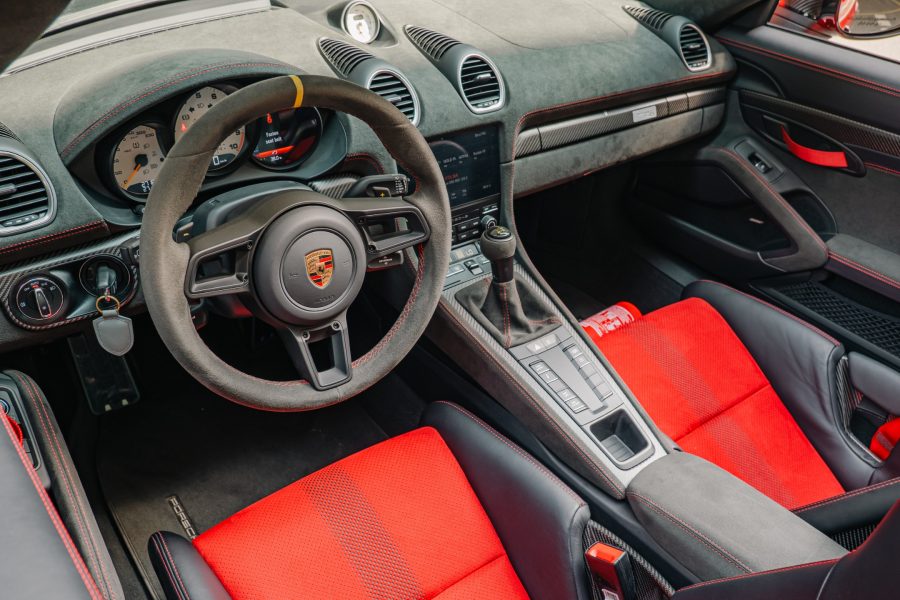 rent Porsche 718 Spyder RS in Dubai