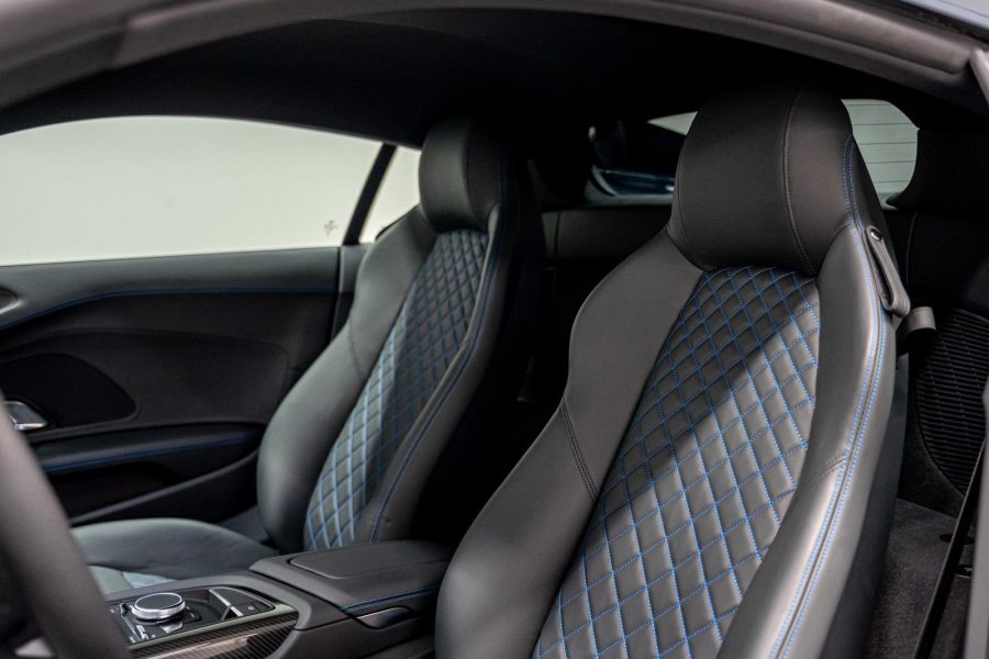 rent Audi R8 V10 in Dubai